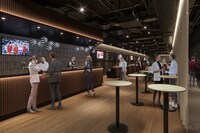 LaLa arena TOKYO-BAYのVIPエリアに設けられる「VIP LOUNGE」（1カ所）。バーカウンター、テーブル、椅子が常設され、イベントの前後も楽しめる。