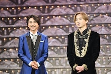 「timeleszの新メンバーオーディションの応募資格がない。芸歴のほうが年齢制限より上だった」と語る堂本光一（右）に苦笑いする佐藤勝利（左）。