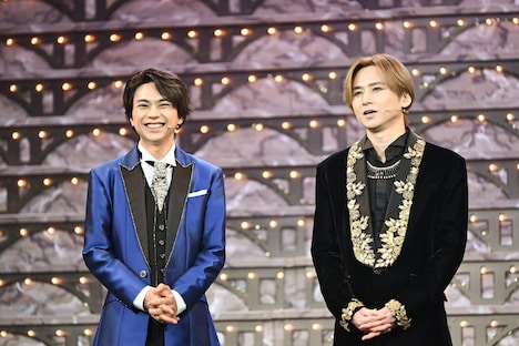 「timeleszの新メンバーオーディションの応募資格がない。芸歴のほうが年齢制限より上だった」と語る堂本光一（右）に苦笑いする佐藤勝利（左）。