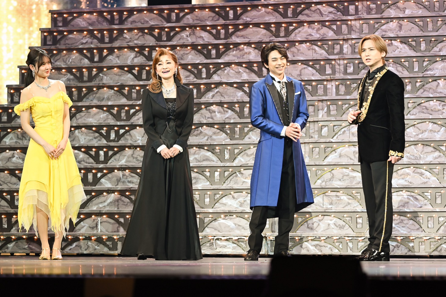 左から中村麗乃、島田歌穂、佐藤勝利、堂本光一。