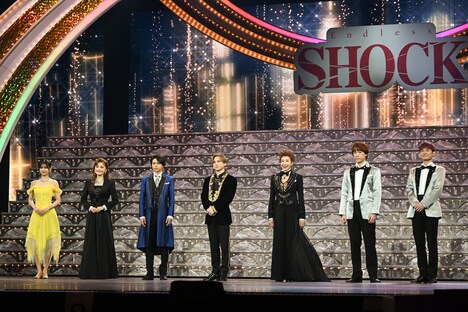 左から中村麗乃、島田歌穂、佐藤勝利、堂本光一、前田美波里、越岡裕貴、松崎祐介、