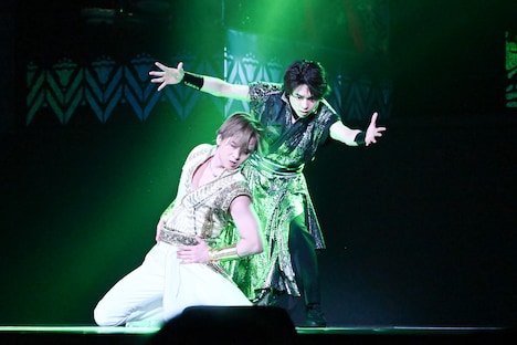 左から堂本光一、佐藤勝利。