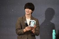 タンブラーをもらった佐野勇斗（M!LK）。