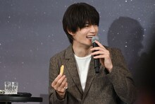 フィッシュ＆チップスをほおばる佐野勇斗（M!LK）。