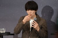 フィッシュ＆チップスをほおばる佐野勇斗（M!LK）。