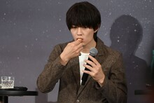 フィッシュ＆チップスをほおばる佐野勇斗（M!LK）。