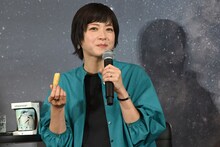 フィッシュ＆チップスをほおばる上野樹里。