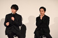 赤楚衛二（左）の話を優しい表情で聞く錦戸亮（右）。