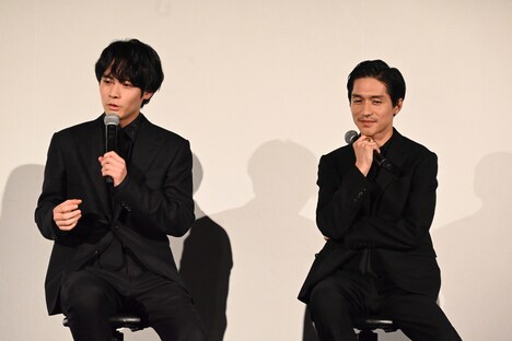 赤楚衛二(左)の話を優しい表情で聞く錦戸亮(右)。