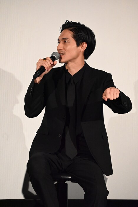 印象に残っているシーンを説明する錦戸亮。