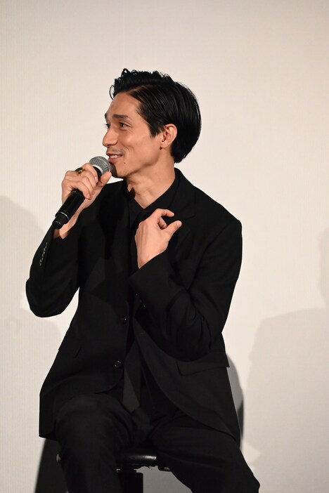 プレートが入っている場所を指差す錦戸亮。