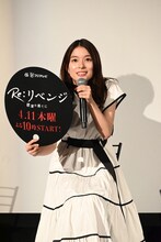 観客の掲げる“欲望”が書かれたうちわを眺める芳根京子。