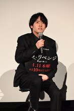 観客の掲げる“欲望”が書かれたうちわを眺める赤楚衛二。