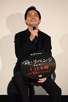 観客の掲げる“欲望”が書かれたうちわを眺める錦戸亮。