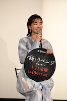 観客の掲げる“欲望”が書かれたうちわを眺める見上愛。