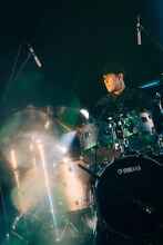 清水郁哉（Dr / toconoma）（Photo by Kana Tarumi）