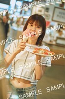 松田好花（日向坂46）の1st写真集「振り向いて」星野書店近鉄パッセ店特典ポストカード（撮影：岡本武志 / 講談社）