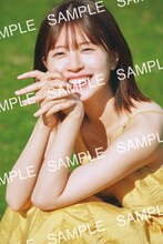 松田好花（日向坂46）の1st写真集「振り向いて」未来屋書店特典ポストカード（撮影：岡本武志 / 講談社）