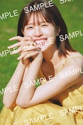 松田好花(日向坂46)の1st写真集「振り向いて」未来屋書店特典ポストカード(撮影:岡本武志 / 講談社)