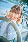 松田好花(日向坂46)の1st写真集「振り向いて」タワーレコード特典ポストカード(撮影:岡本武志 / 講談社)