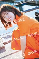 松田好花（日向坂46）の1st写真集「振り向いて」くまざわ書店特典ポストカード（撮影：岡本武志 / 講談社）