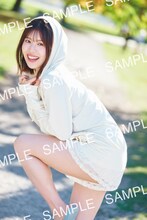 松田好花（日向坂46）の1st写真集「振り向いて」SHIBUYA TSUTAYA特典ポストカード（撮影：岡本武志 / 講談社）
