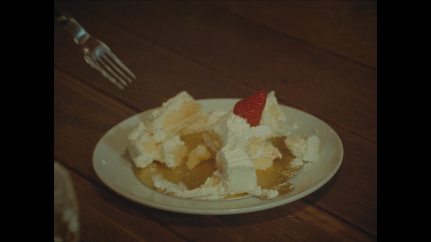 にしな「It's a piece of cake」MVより。