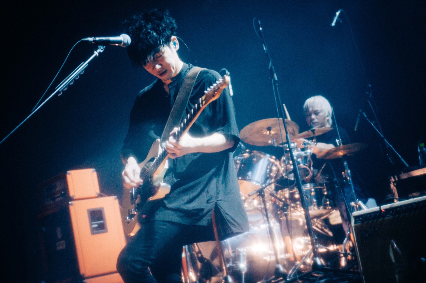 手前から凛として時雨のTK（Vo, G）、ピエール中野（Dr）。（Photo by Kana Tarumi）