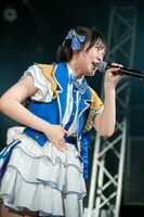 中学生当時のサイズで作られた衣装が着られたことを報告する的場華鈴。