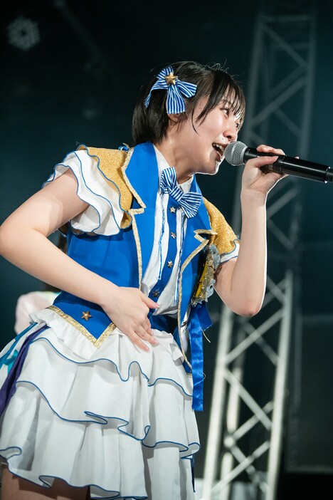 中学生当時のサイズで作られた衣装が着られたことを報告する的場華鈴。