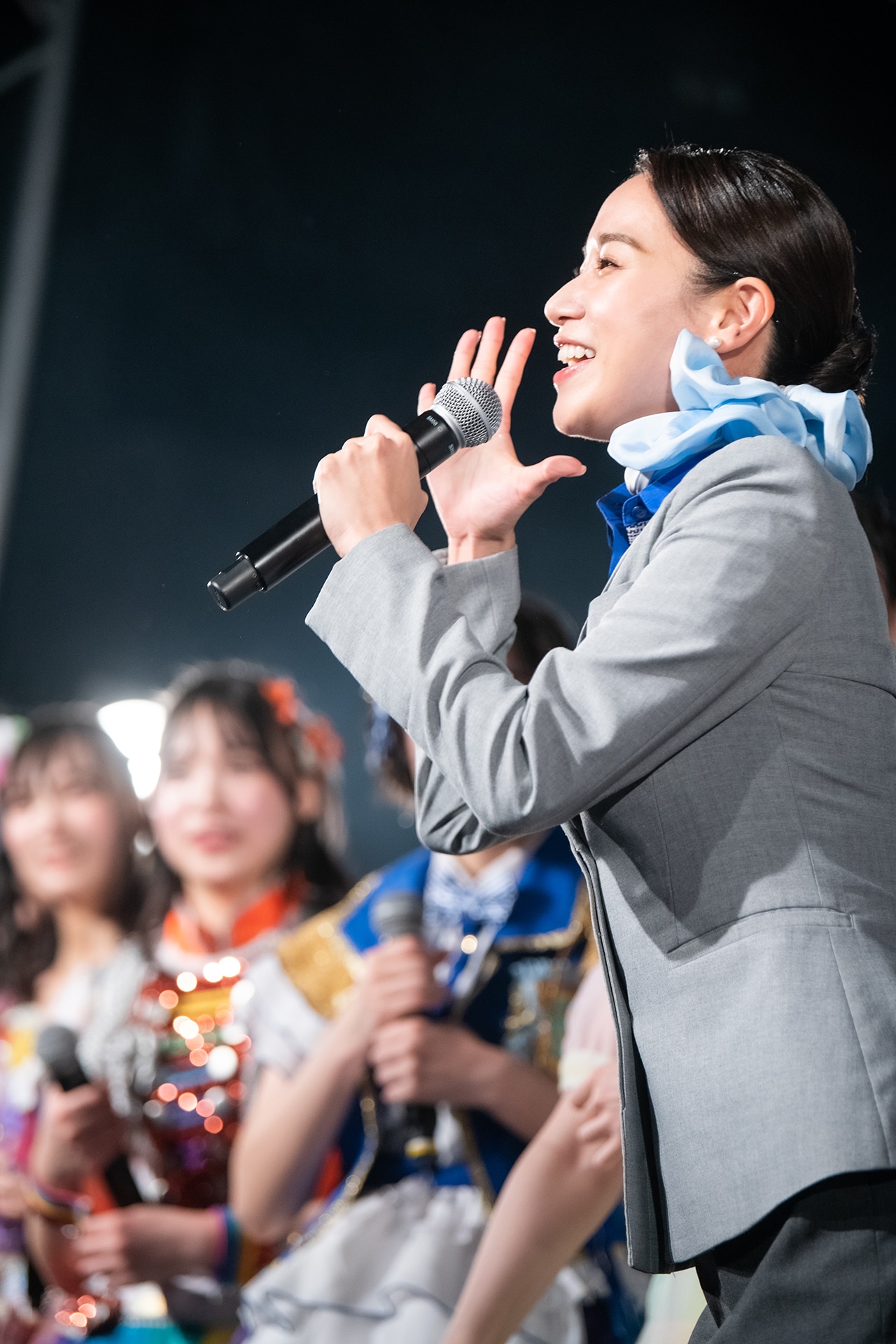 自己紹介する前ちゃん（ANA）。