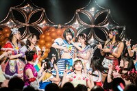 腹筋を見せる隈本茉莉奈。