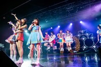 曲中に大縄跳びをする虹コン。