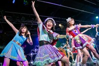 ポーズを決める川端優、岡田彩夢、神田ジュナ。