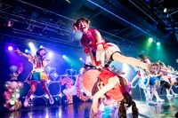 馬跳びをする鶴見萌（上）と神田ジュナ（下）。