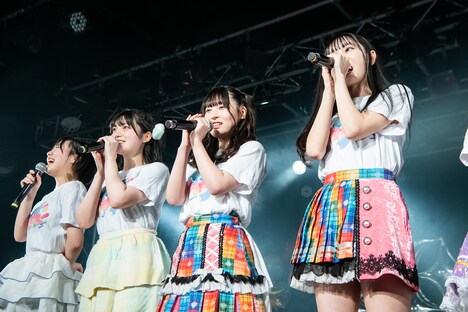 新メンバーの一宮ゆい（右から2番目）と復帰した石原愛梨沙（右端）。