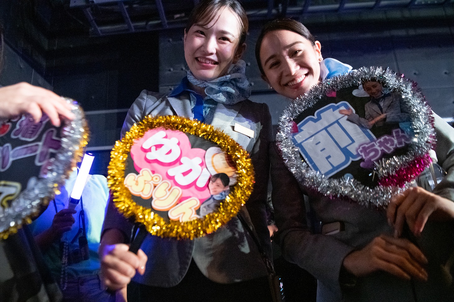 出番以外は虹コンだいすきマンとしてライブを満喫したゆかぷりん（左）と前ちゃん（右）。