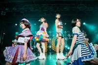 「真夜中のテレフォン」と「ove makes me run」を歌った岡田彩夢、蛭田愛梨、清水理子、隈本茉莉奈（左から）。