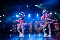 「世界の中心で虹を叫んだサマー」を歌う桐乃みゆ（左）と神田ジュナ（右）。