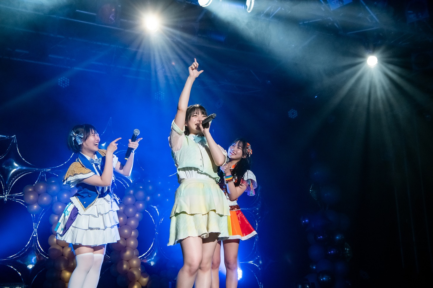 「キミは夏のレインボー！」を歌う的場華鈴、石浜芽衣、尾林結花（左から）。