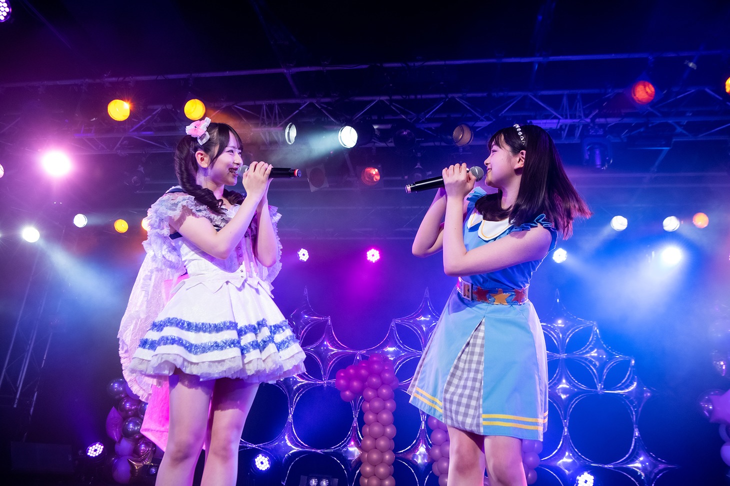 「にじいろフィロソフィー」を歌う栗原舞優（左）と川端優（右）。