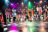 曲中に雑巾掛けをする虹コン。