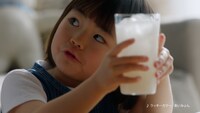 「カルピス」テレビCM「ぎゅうにゅううう？」編より。