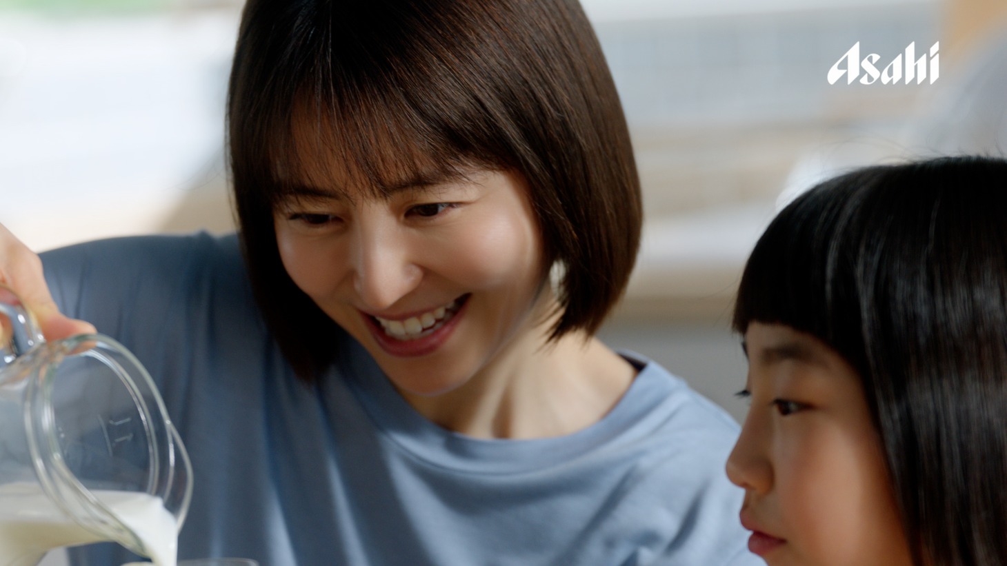 「カルピス」テレビCM「カルピスを飲んだ顔」編より。