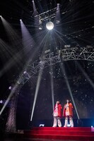 伊達花彩と桜ひなの。（提供：スターダストプロモーション）