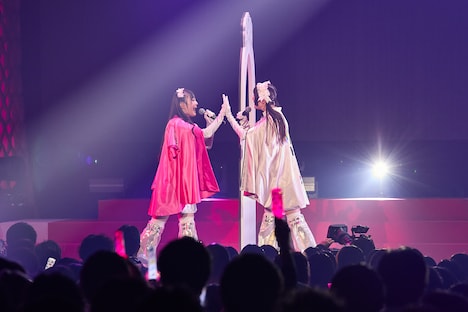 橘花怜と律月ひかる。橘花怜と律月ひかる。（提供：スターダストプロモーション）