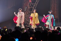 左から律月ひかる、安杜羽加、藤谷美海。（提供：スターダストプロモーション）