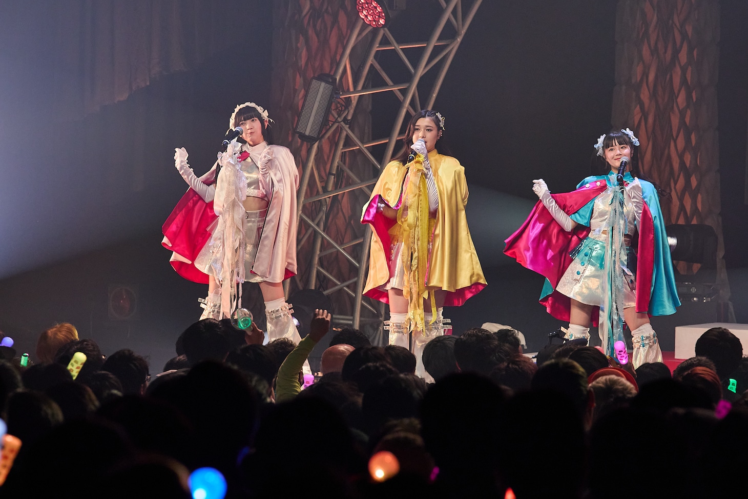 左から律月ひかる、安杜羽加、藤谷美海。（提供：スターダストプロモーション）
