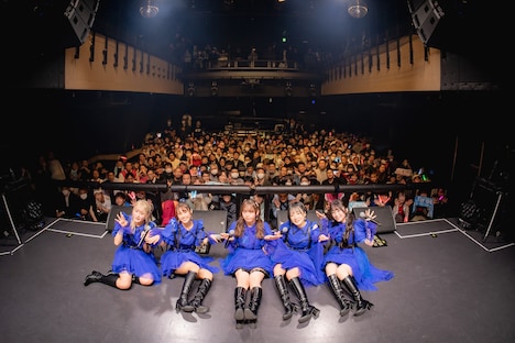 フロアをバックに記念撮影するfishbowl。（撮影：ヤギタツノリ）