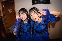 左から大白桃子、新間いずみ。（撮影：ヤギタツノリ）